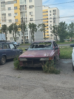 В Иванове на парковке автомобиль зарос травой